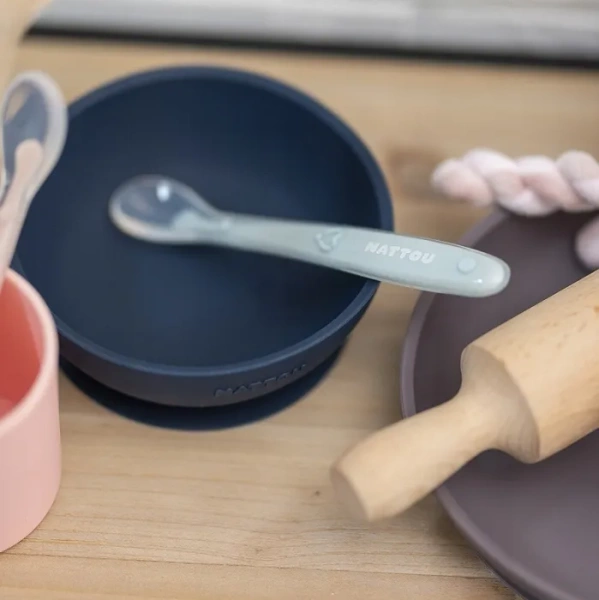 NATTOU - zestaw 2 naczyń silikonowych: miseczka + łyżeczka | Granatowy
