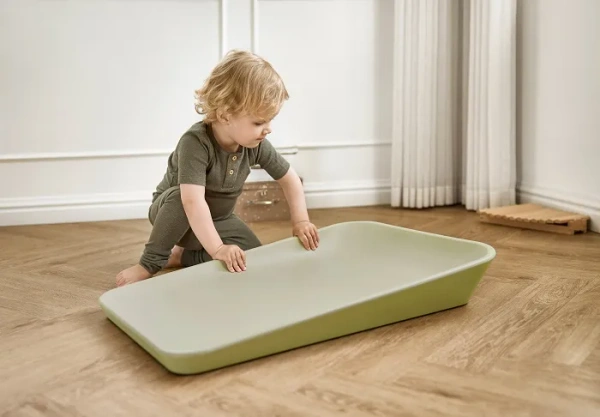 LEANDER Matty - przewijak, mata do przewijania z pianki PUR | Olive Green