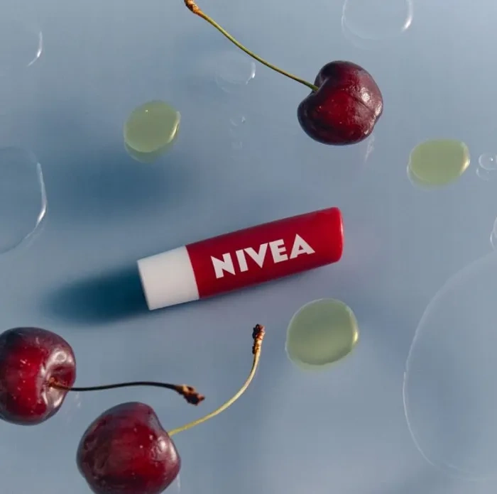 NIVEA - pielęgnująca pomadka do ust | Cherry Shine