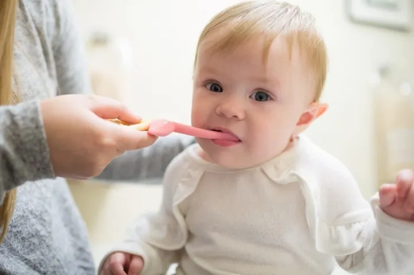 DR BROWN′S - szczoteczka do mycia zębów z przyssawką | Flaming