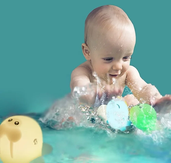 MESMED Świetlaczki Wodniaczki - pływająca lampka silikonowa zmieniająca kolory | Fokusia