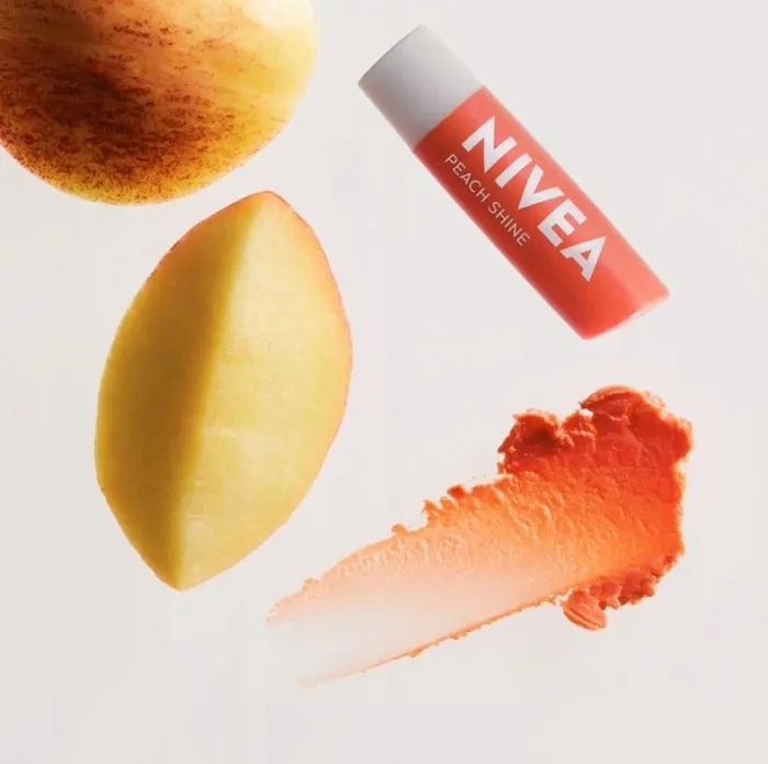 NIVEA - pielęgnująca pomadka do ust | Peach Shine