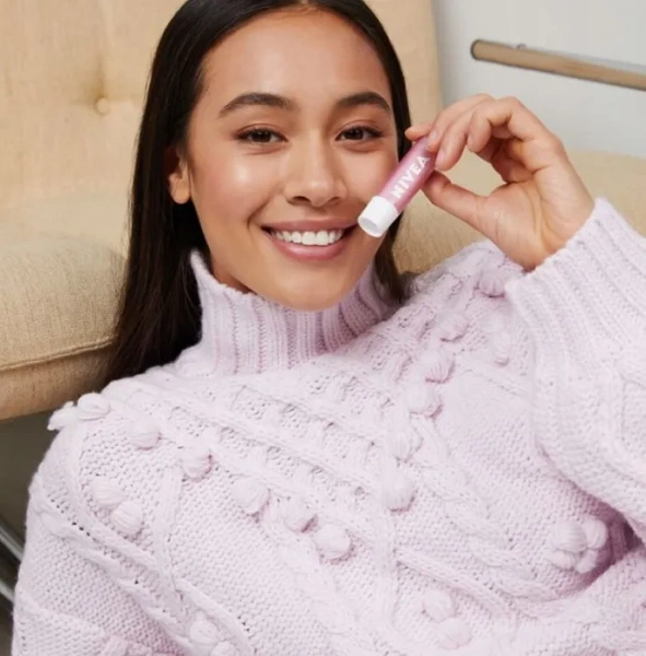 NIVEA - pielęgnująca pomadka do ust | Pearly Shine