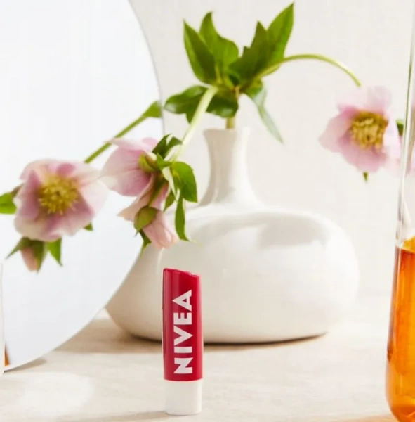 NIVEA - pielęgnująca pomadka do ust | Strawberry Shine