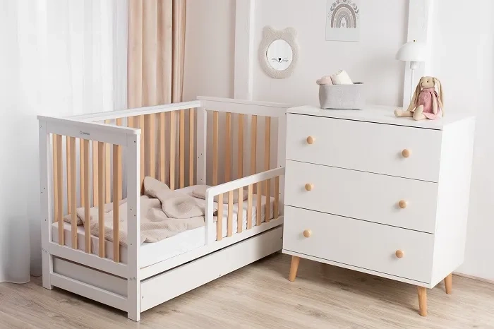 YOONCO - łóżeczko drewniane Iwi z szufladą + komoda z przewijakiem | Białe