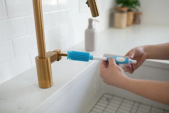 DR BROWN'S - silikonowa szczotka do butelek i smoczków z przyssawką | Niebieska