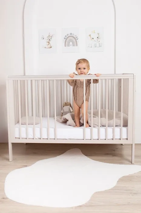 YOONCO - łóżeczko drewniane Timio z szufladą i barierką | Beż